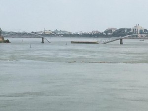 Quang cảnh cầu ghềnh bị sập nhìn từ xa