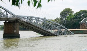 Sập cầu ở Đồng Nai sau va chạm với xà lan